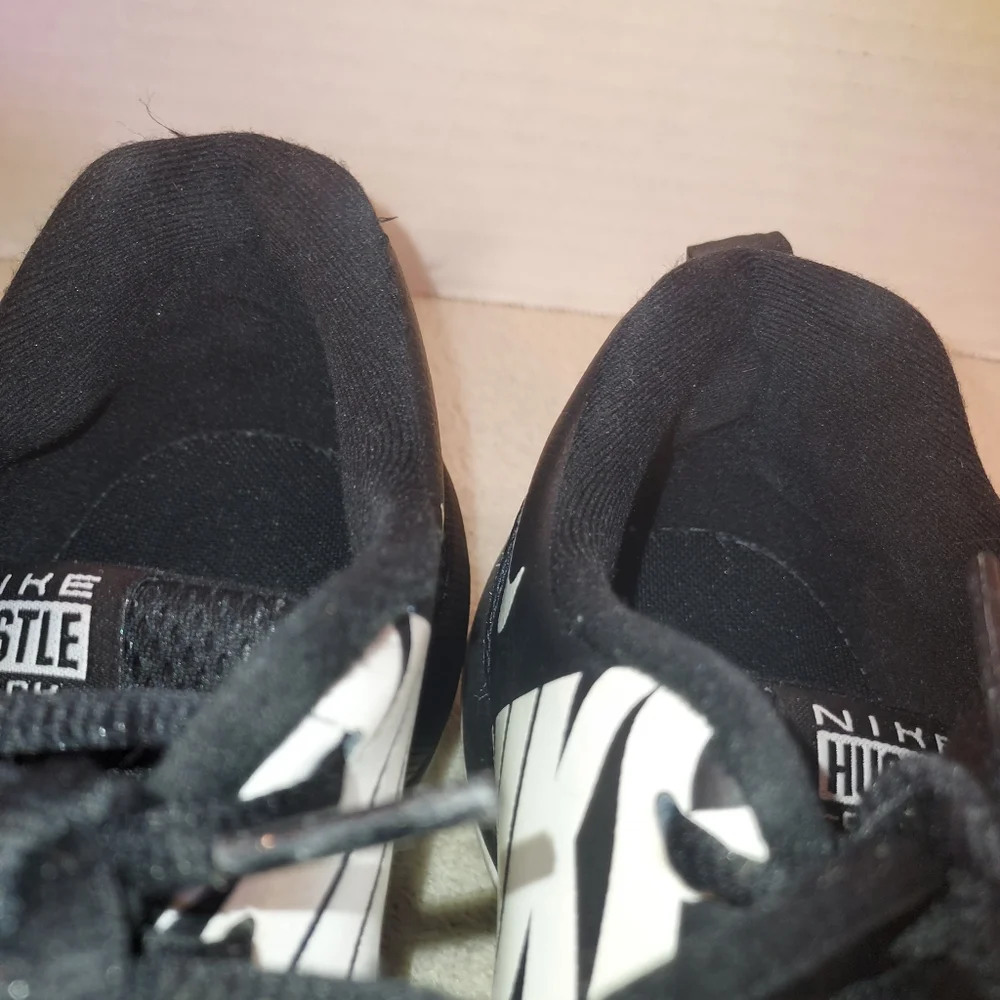 Nike Hustle Quick Boys Black/white  Basketball Shoes size Y6.5 / Eur 39